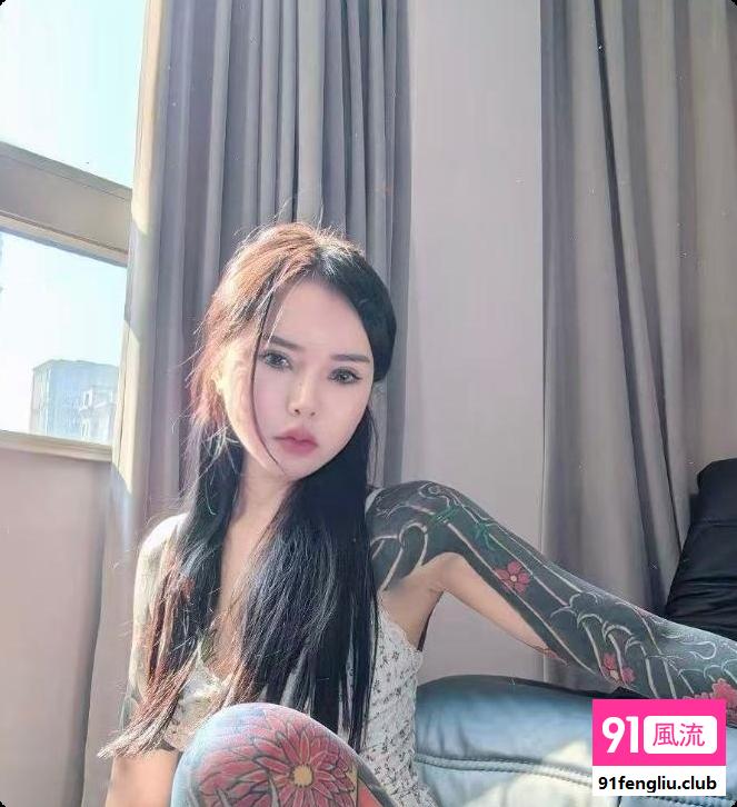 纹身反差小妹